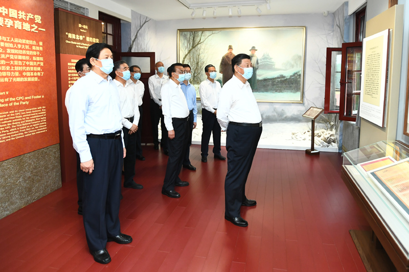 6月25日，中共中央政治局就用好紅色資源、賡續(xù)紅色血脈舉行第三十一次集體學(xué)習(xí)。這次集體學(xué)習(xí)采取參觀和討論相結(jié)合的形式，這是習(xí)近平、李克強(qiáng)、栗戰(zhàn)書、汪洋、王滬寧、趙樂際、韓正等在北大紅樓參觀“光輝偉業(yè) 紅色序章——北大紅樓與中國(guó)共產(chǎn)黨早期北京革命活動(dòng)主題展”。新華社記者 謝環(huán)馳 攝