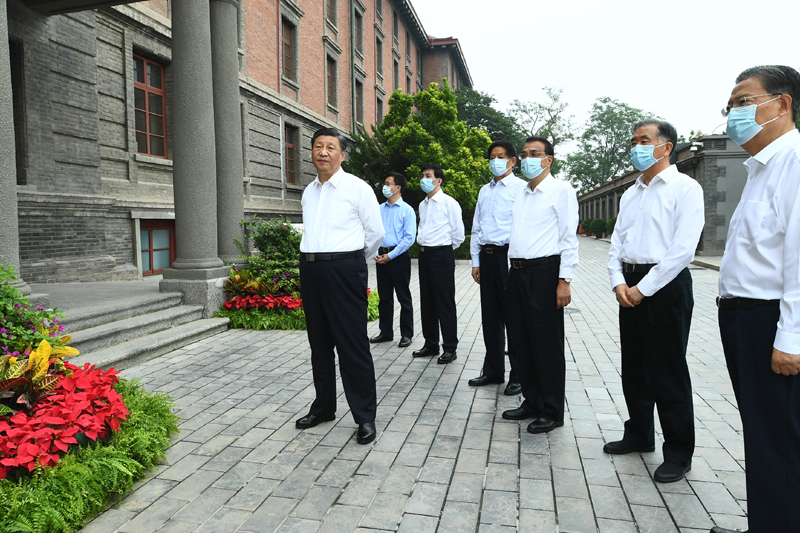 6月25日，中共中央政治局就用好紅色資源、賡續(xù)紅色血脈舉行第三十一次集體學(xué)習(xí)。這次集體學(xué)習(xí)采取參觀和討論相結(jié)合的形式，這是習(xí)近平、李克強(qiáng)、栗戰(zhàn)書、汪洋、王滬寧、趙樂際、韓正等在北大紅樓參觀“光輝偉業(yè) 紅色序章——北大紅樓與中國(guó)共產(chǎn)黨早期北京革命活動(dòng)主題展”。新華社記者 謝環(huán)馳 攝